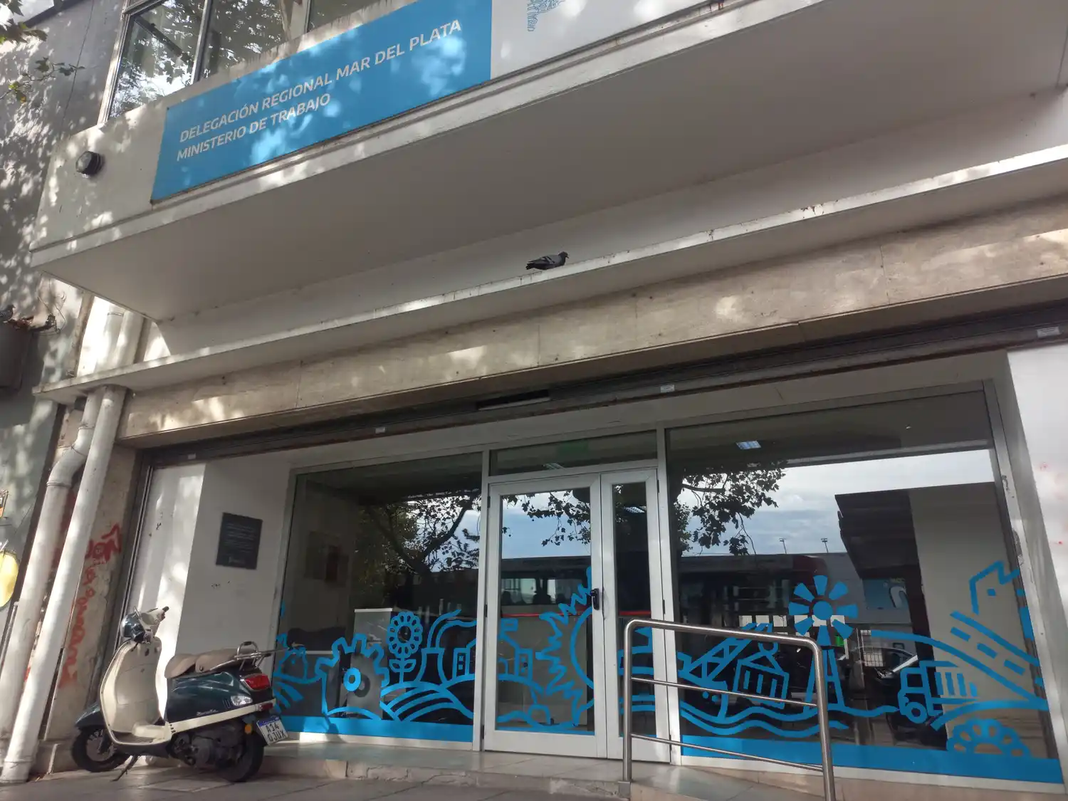 "El consumo se cae, la apertura indiscriminada de la economía impacta en la industria nacional y esto repercute directamente en las condiciones y calidad de trabajo", dijo.