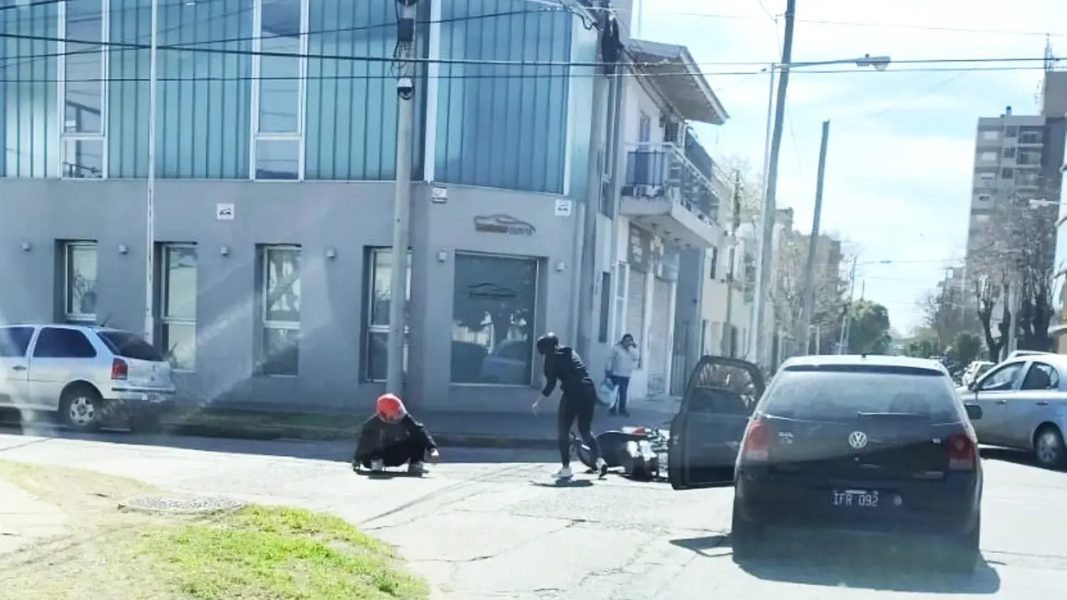 La cámara de un lector de La Opinión registró la colisión entre el automóvil y la moto.