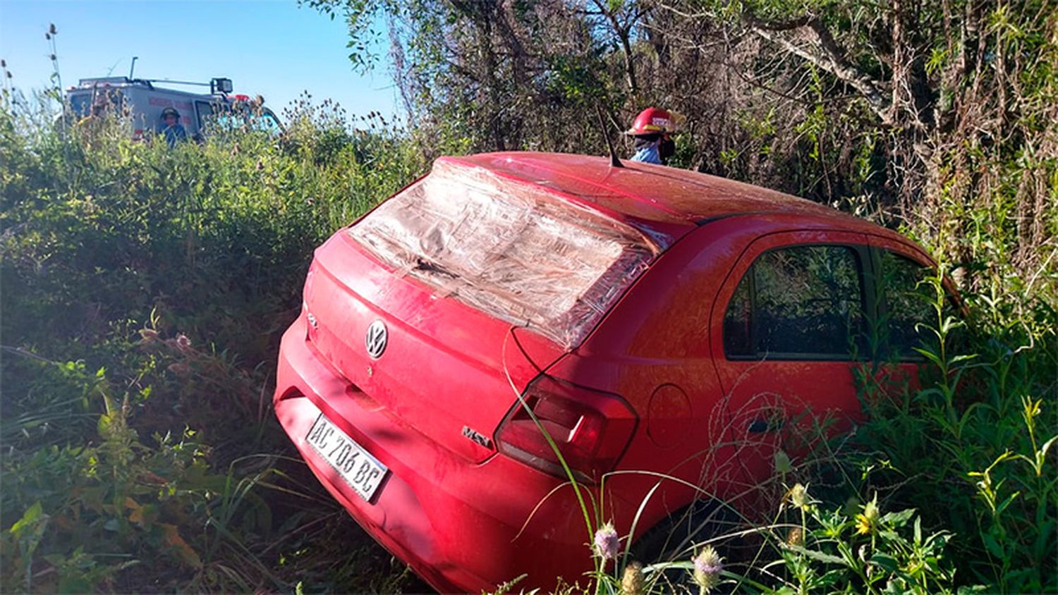 Perdió el control del auto, despistó y terminó entre árboles