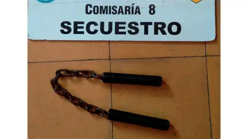 Detuvieron a sujeto que atacó con un nunchaku a un vecino y a un policía