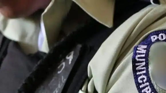 ¡ESTO SE SALIÓ DE CONTROL! Policía Municipal impide a un hombre vender plátanos porque estaban muy maduros (+Video)