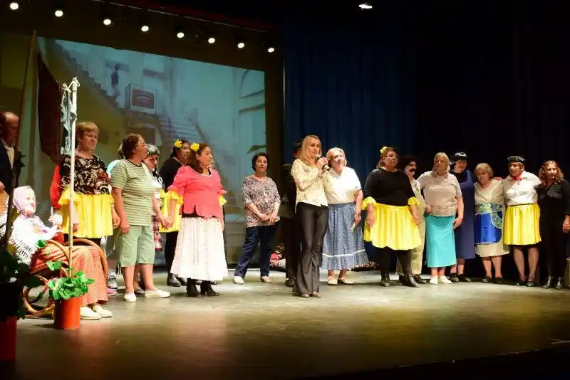 SAN CAYETANO: Grupo de teatro realizó una muestra en el Municipal