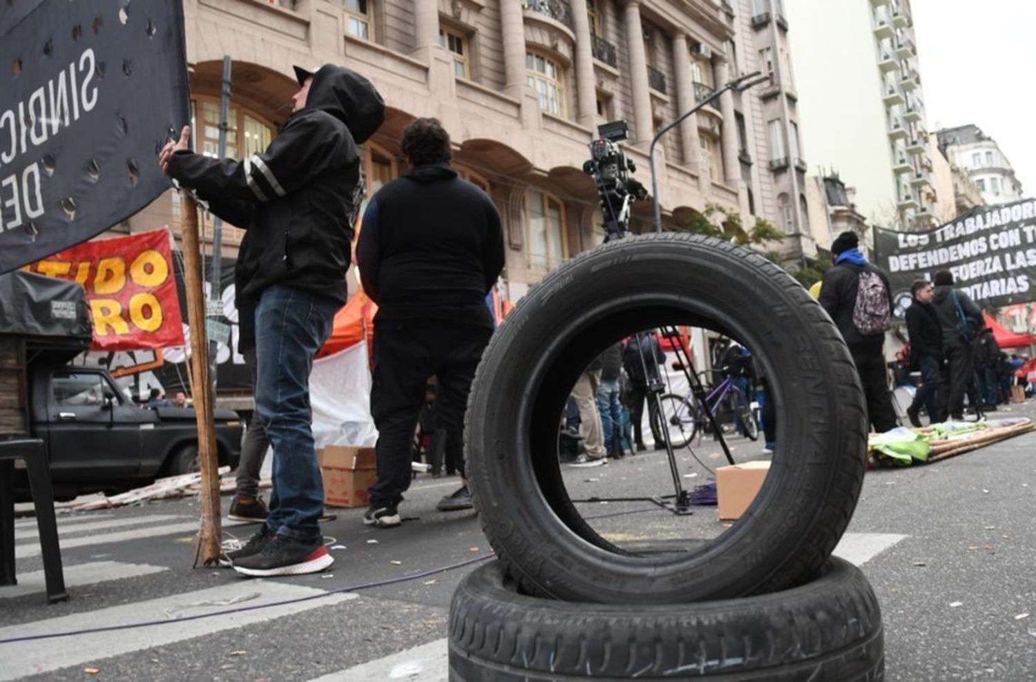 Se agrava el conflicto en las plantas de neumáticos: Fate intimó al sindicato y advirtió que tampoco puede operar por los bloqueos