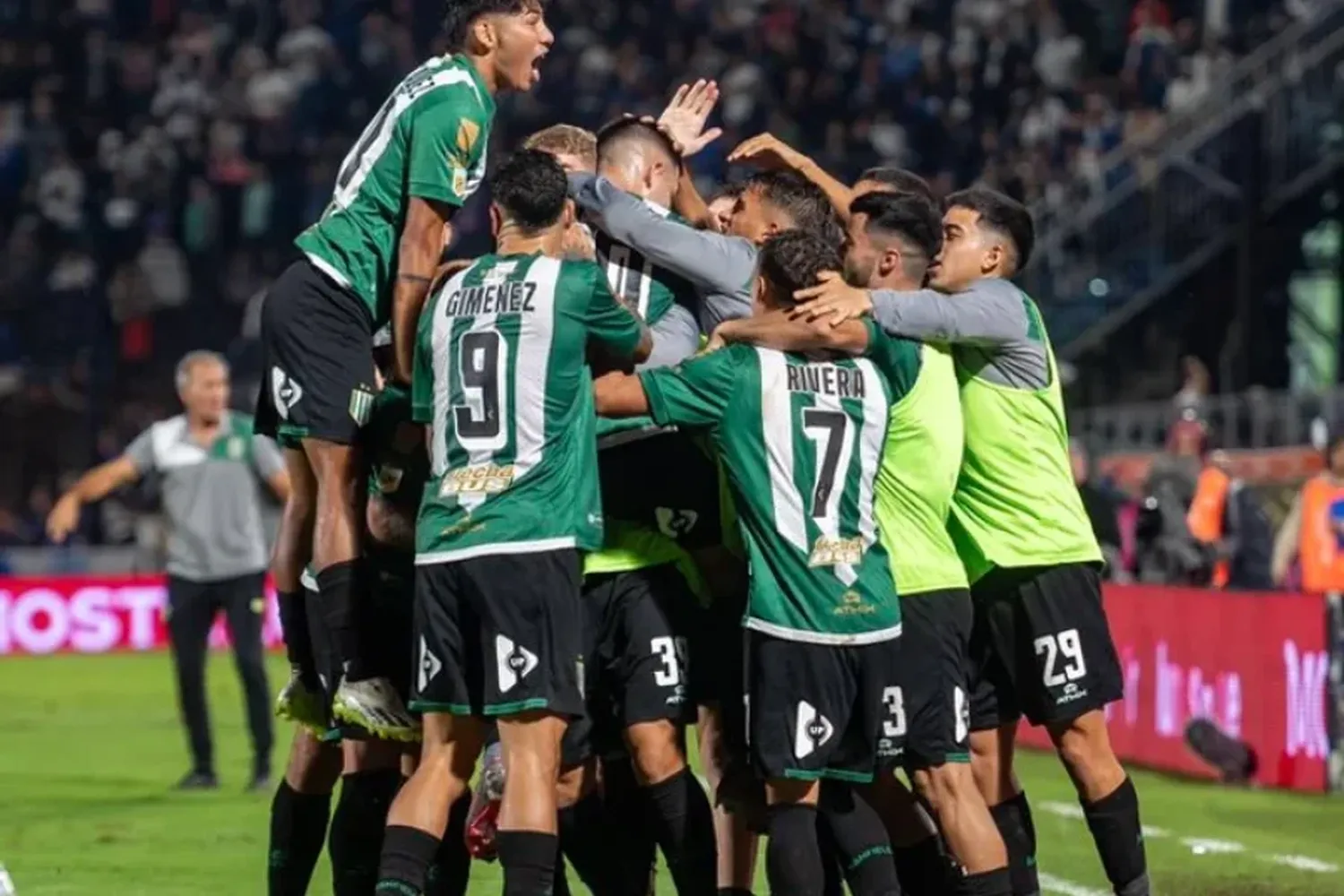 Banfield venciò a Gimnasia LP y lo dejò sin DT