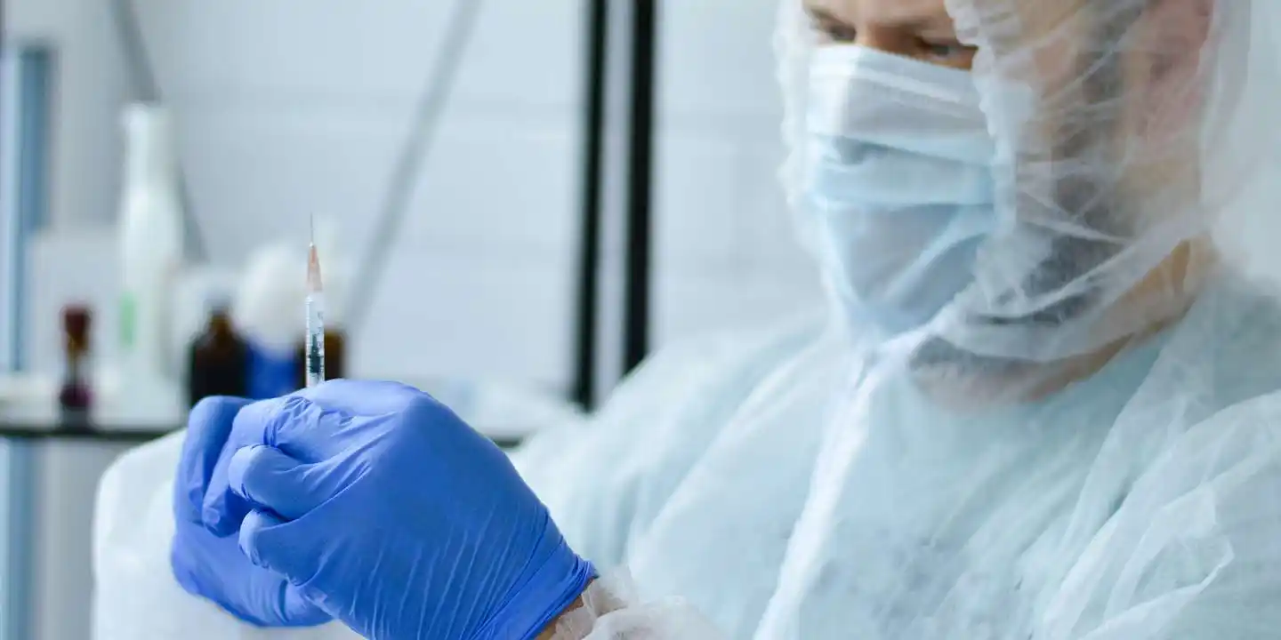 Covid : se aplica el tercer refuerzo sólo a mayores de 50 años