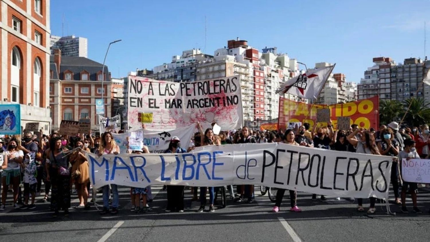 Presentan un recurso de amparo contra la explotación de petróleo en el Mar Argentino