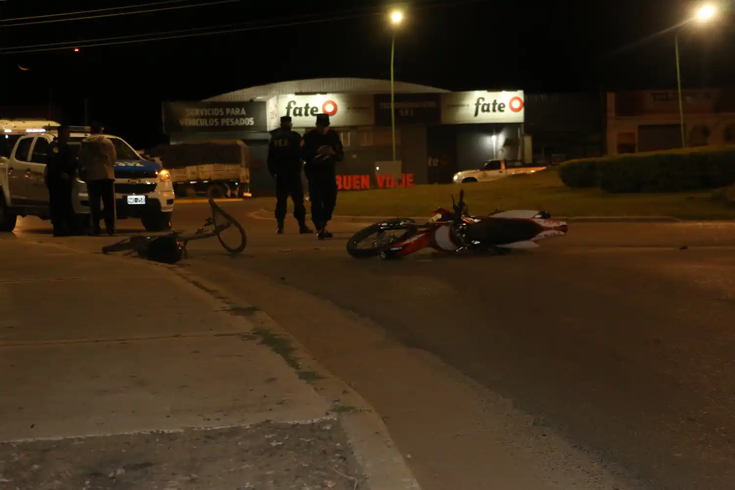 Venía en bicicleta en contra mano y la atropelló una moto: debió ser llevada al Centenario