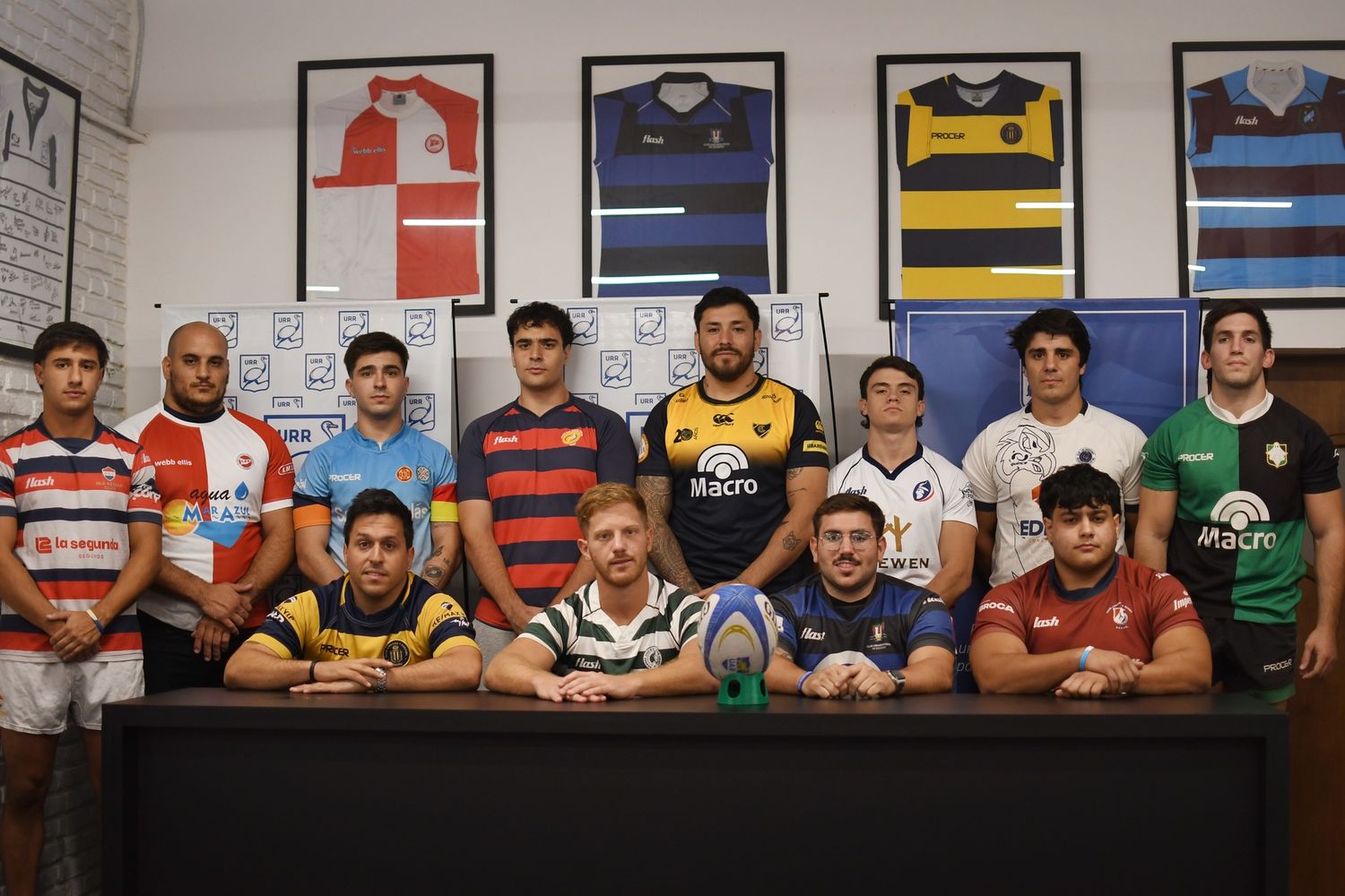 Los doce equipos representados en la Conferencia de Prensa oficial anunciando el torneo. Foto: Prensa URR