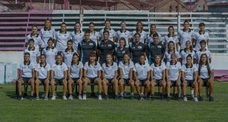 El plantel de UAI Urquiza, con Micaela Espinoza en sus filas