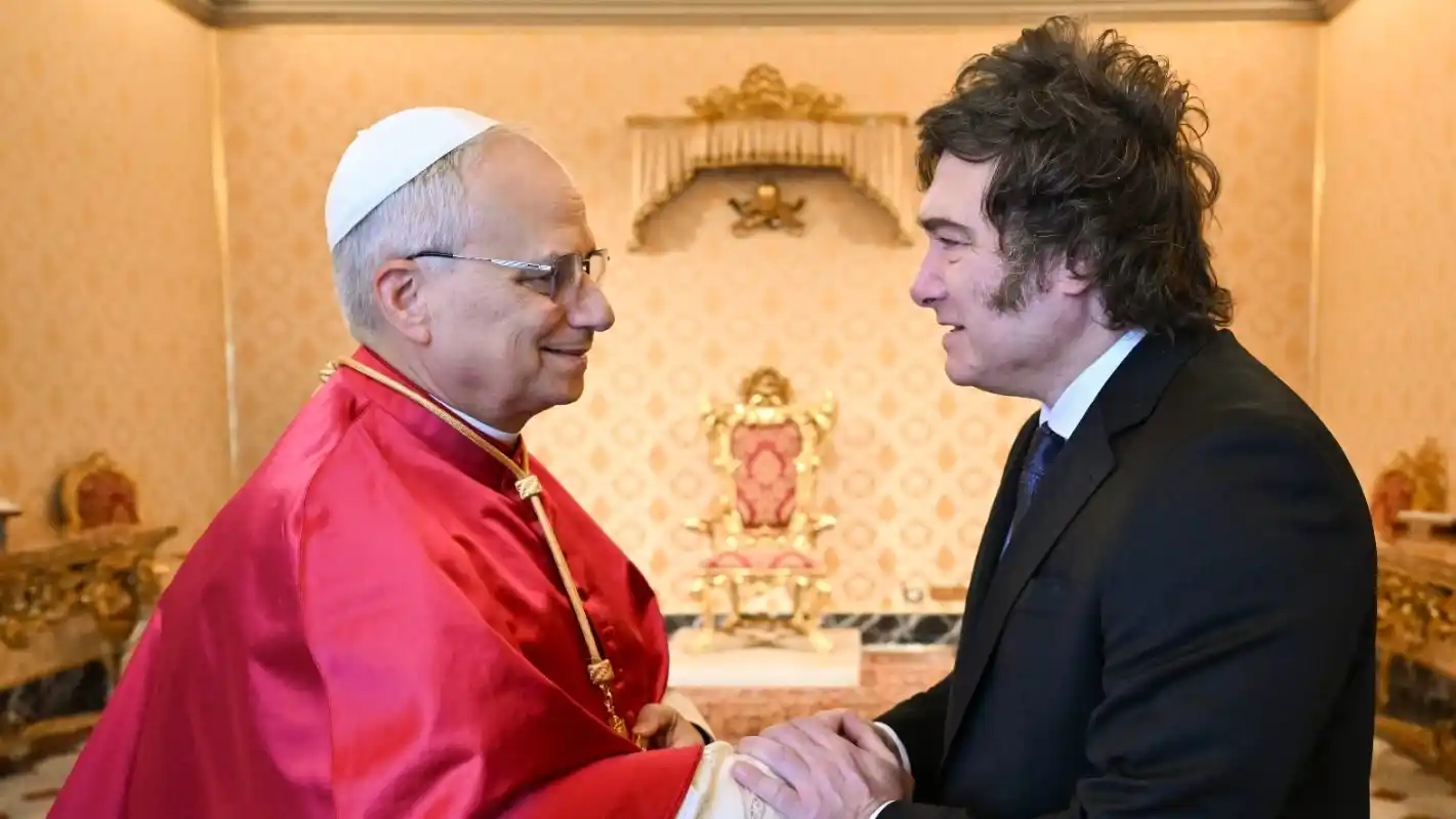 El papa León XIV junto a Javier Milei.