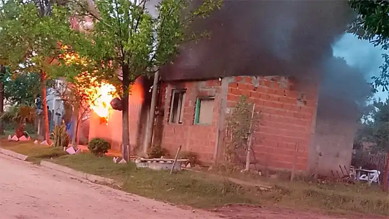 Se incendió una vivienda: la familia perdió todos sus bienes y a su mascota