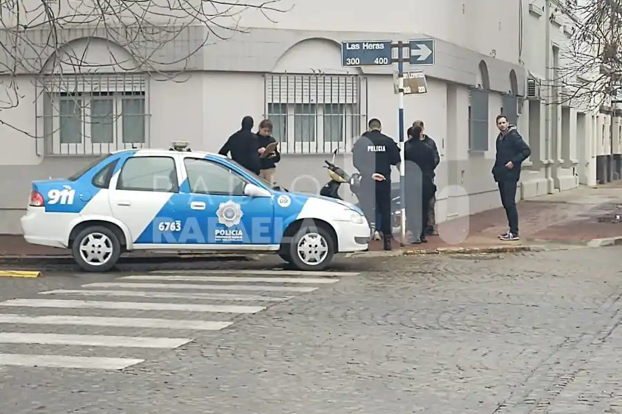 Calzada resbaladiza y accidentes: presunto motoderrape en zona céntrica de la ciudad