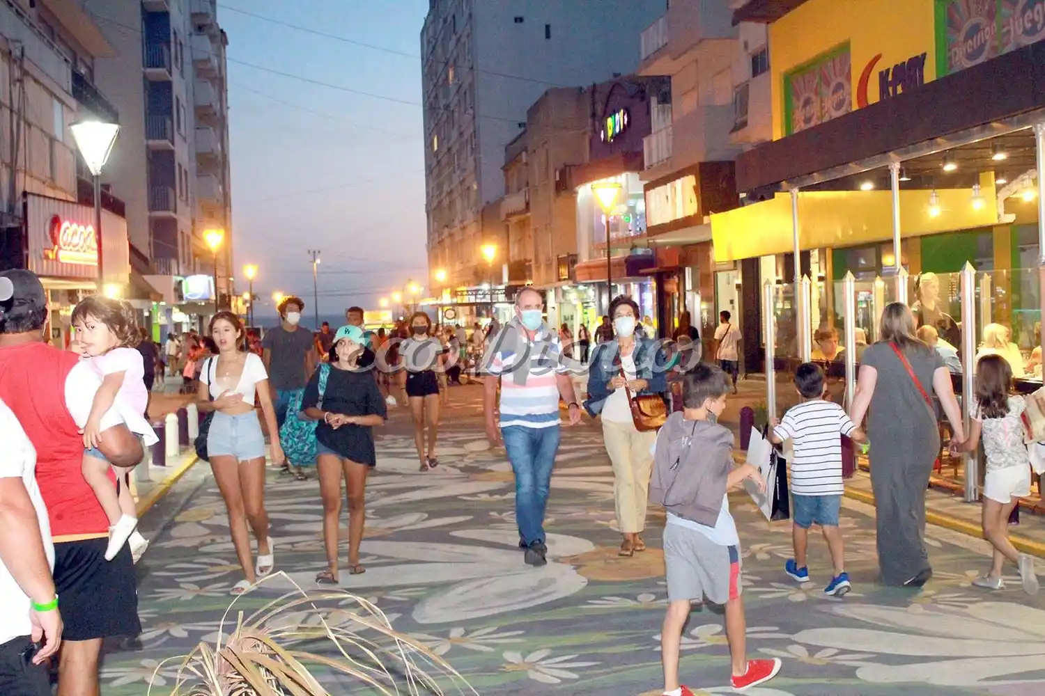 En la peatonal 83. El mural lucía sobre el asfalto en enero de 2022. Este año se repetirá la experiencia para la nueva temporada