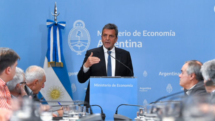 Empleados, jubilados y monotributistas recibirán una devolución del IVA en compras de productos de la canasta básica
