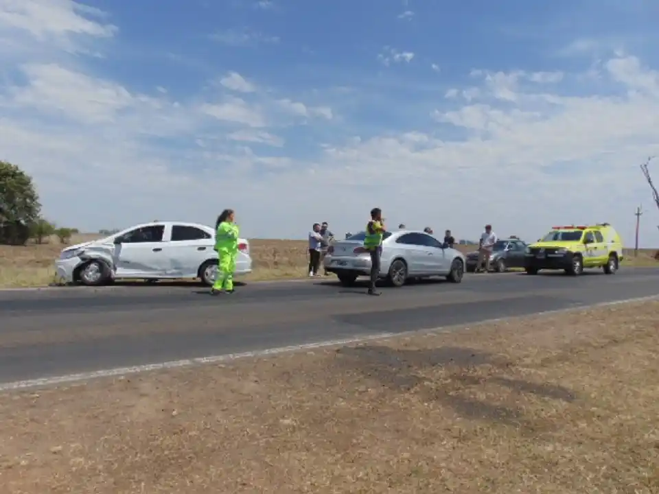 Ruta 8: accidente entre dos autos y tres incendios en diferentes sectores, en la tarde de este martes
