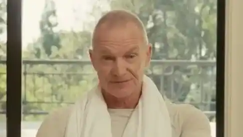 El excantante y bajista de The Police anunció a través de un video en redes sociales la salida del próximo álbum de los artistas argentinos Ca7riel y Paco Amoroso, previsto para el 19 de marzo de 2026.