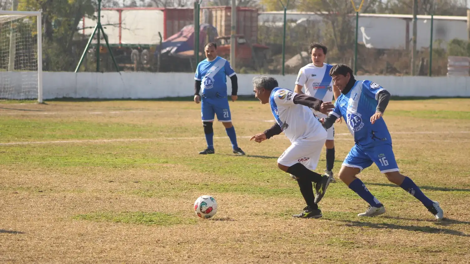 Jornada de fútbol en Barrio Norte reunió a equipos de Junior y Master