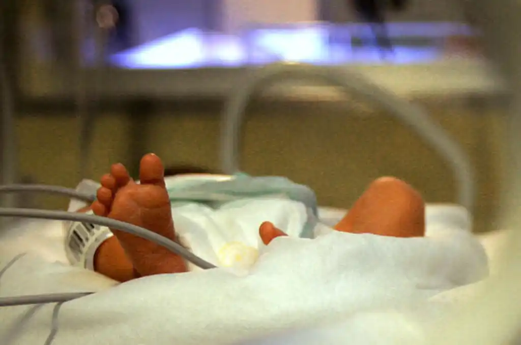 El niño sufre “insuficiencia respiratoria en asistencia mecánica, síndrome de hipoxia, más test de cocaína positivo"