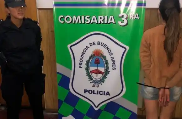 Detienen a mujer policía por el robo a un taller mecánico