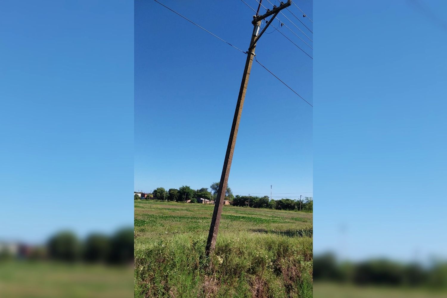 Advierten sobre un poste de luz que está en riesgo desde hace meses