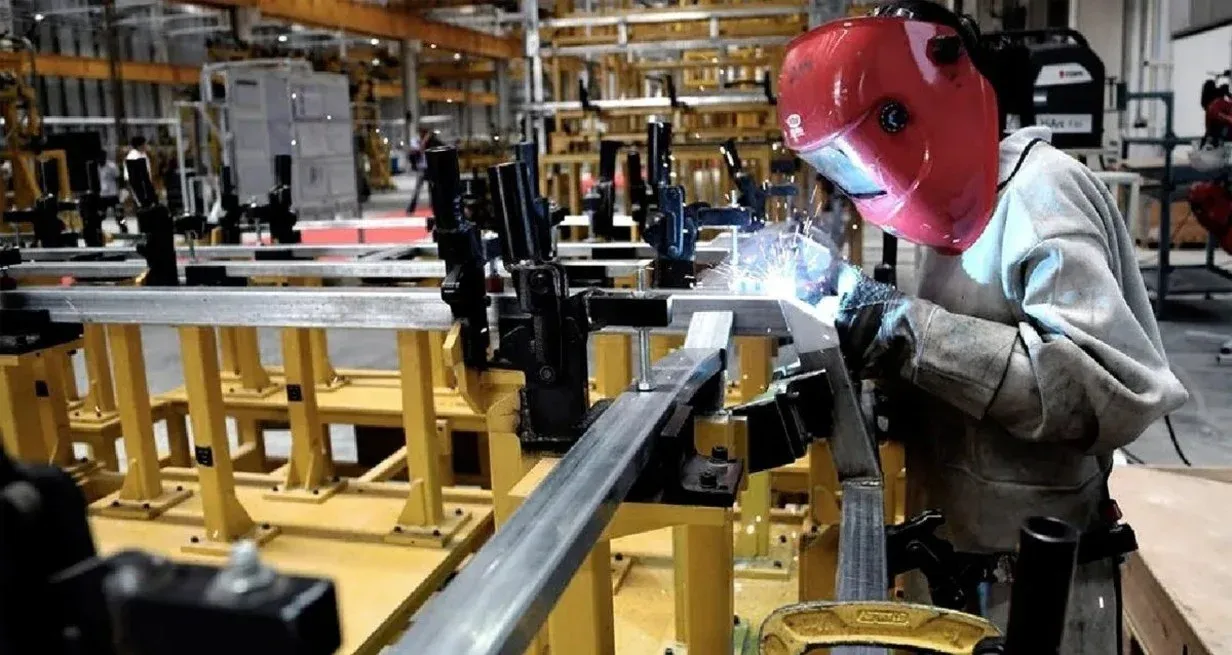 La Industria manufacturera (-11,3% ia) y Comercio mayorista, minorista y reparaciones (-8,2% ia) aportan 2,7 puntos porcentuales a la caída interanual del EMAE. Créditos: Fernando Nicola