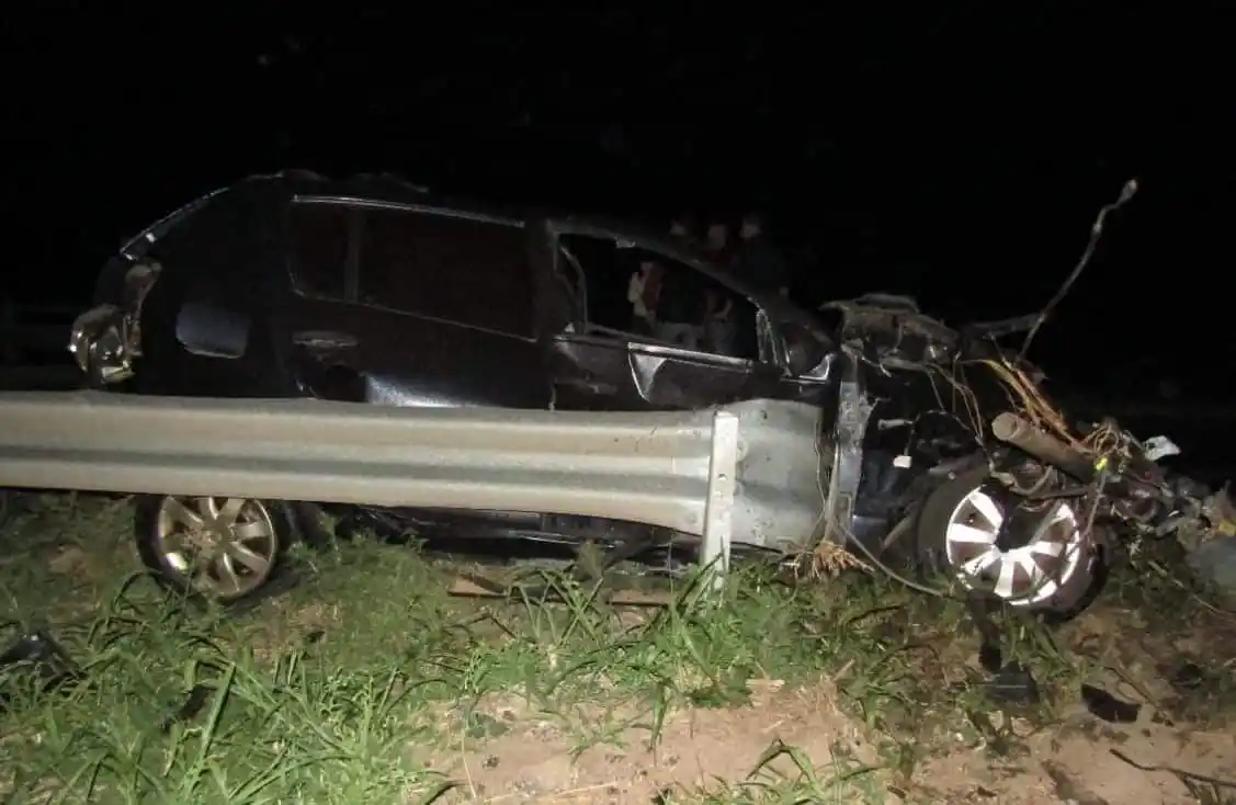 Se cruzó de carril colisionando frontalmente con un camión