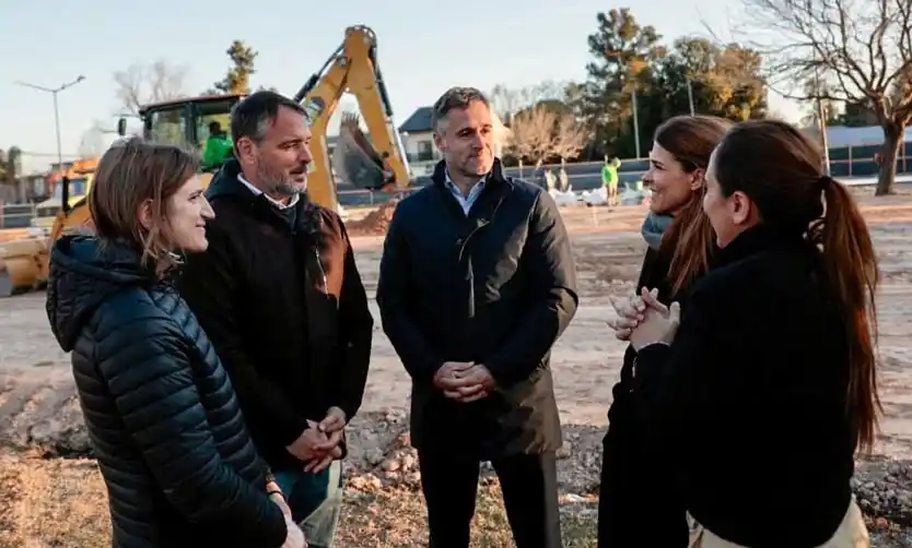 Achával recorrió la nueva obra de la plaza del barrio Los Cachorros