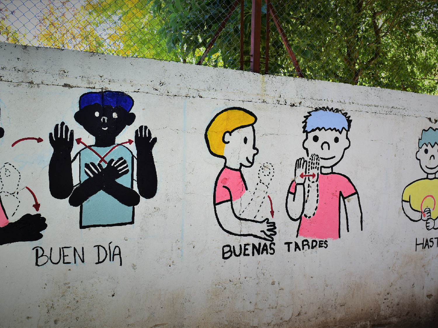 Muros que incluyen, en el patio del Ipem Ravetti