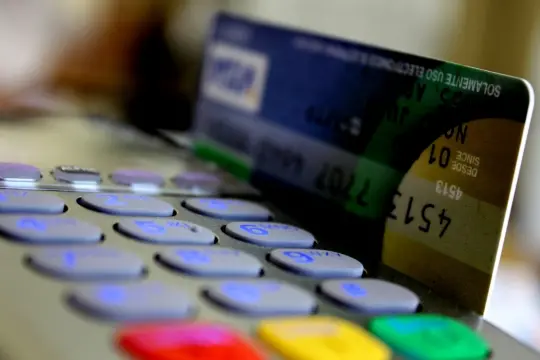 Desde enero Arba podrá clausurar los comercios que no utilicen posnet