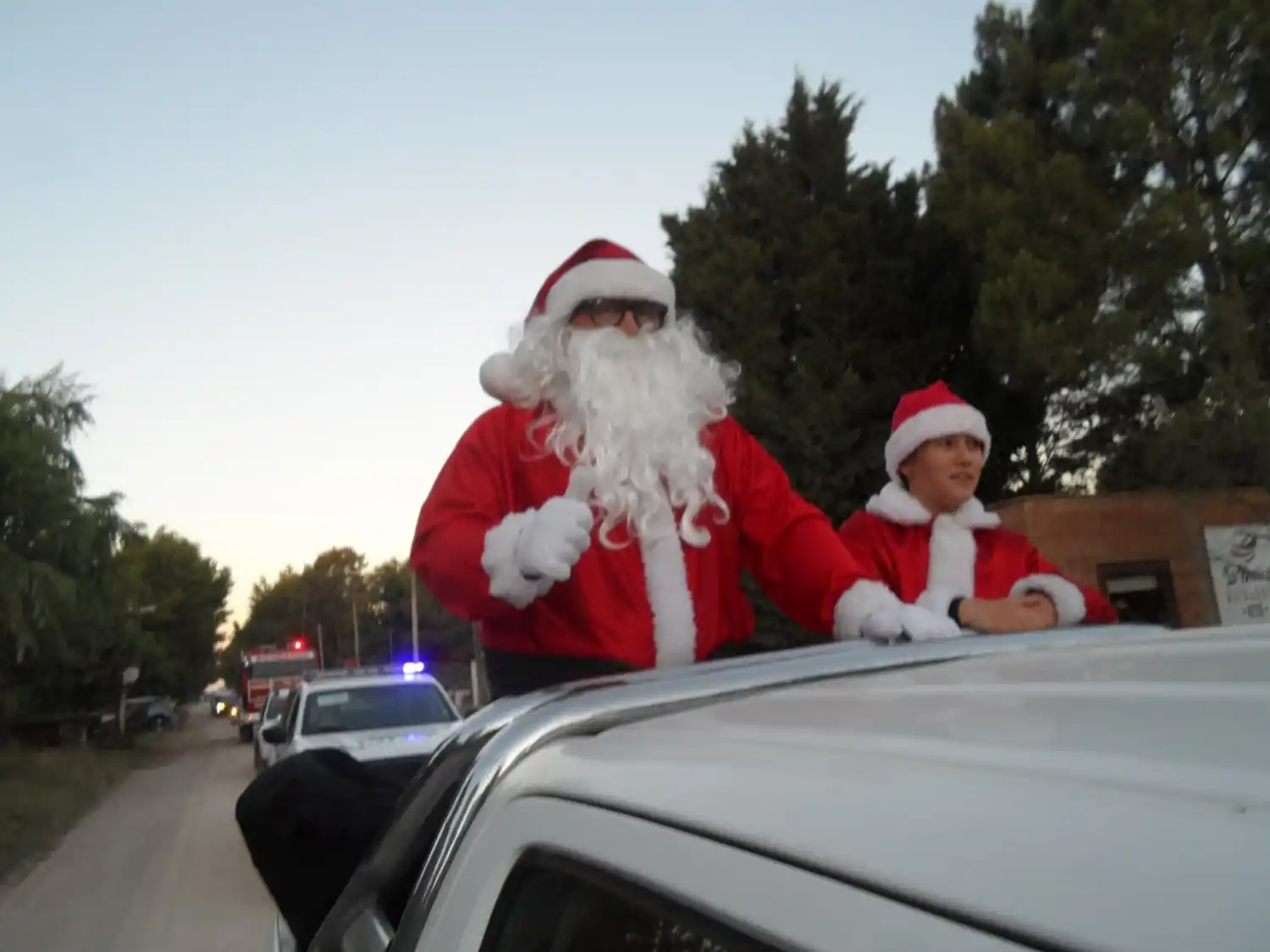 Muchos vecinos colaboran en Reta para poder recibir a Papá Noel