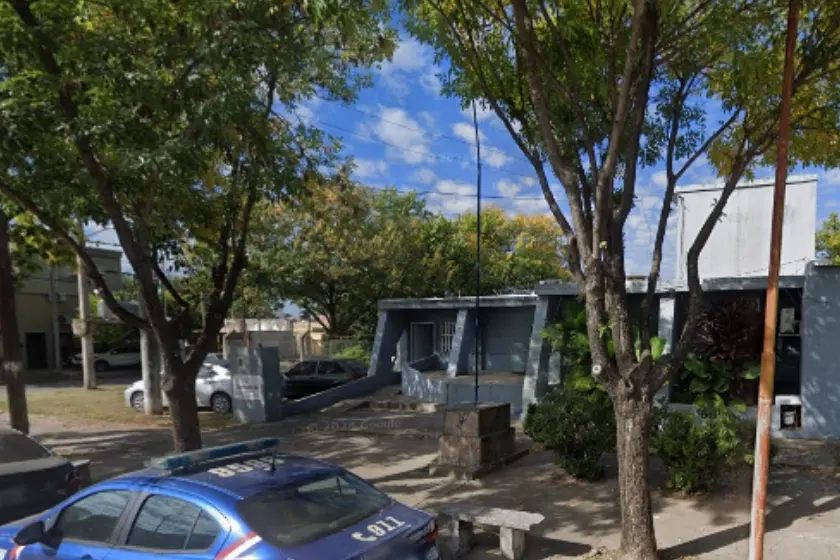 Un grupo de vecinos retuvo a un hombre acusado de abusar de una menor.