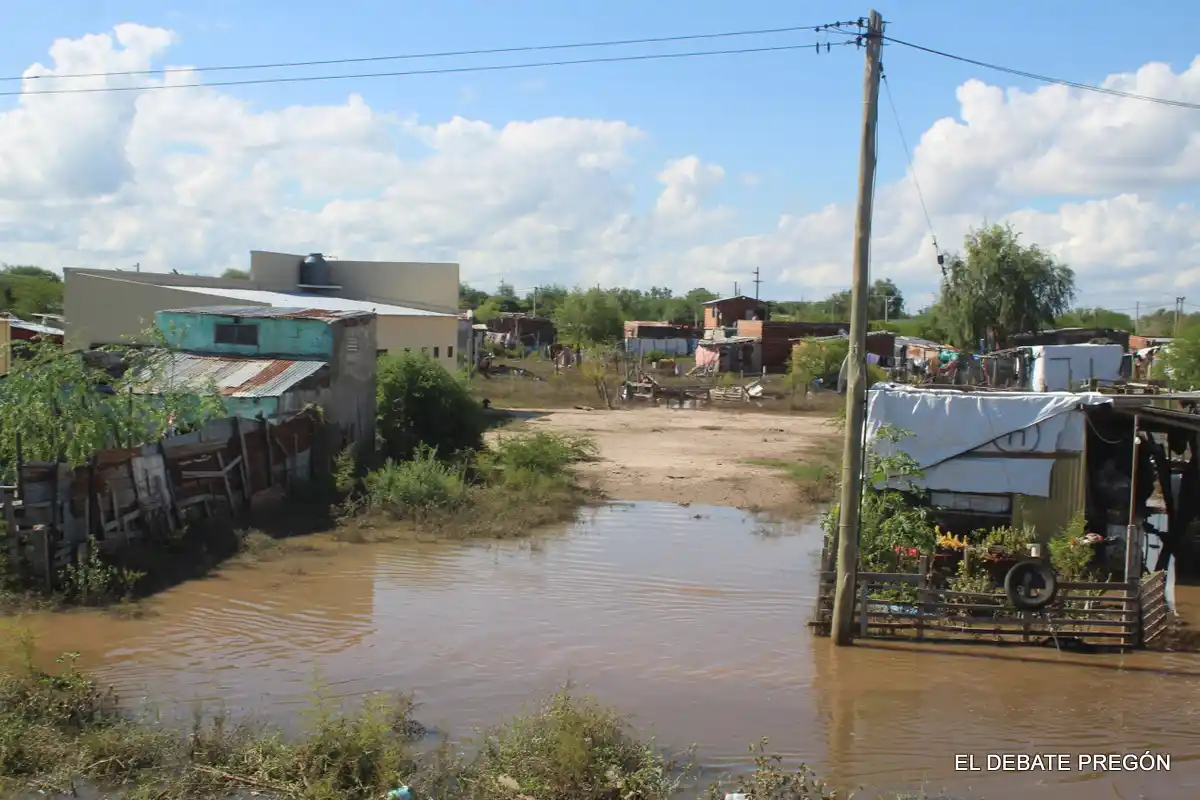 Las aguas descienden aunque se sigue asistiendo a los damnificados