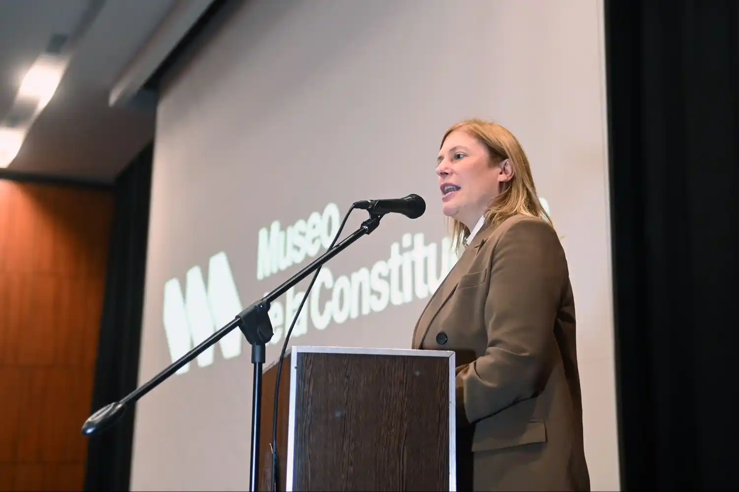 La vicegobernadora encabezó la presentación de Santa Fe Business Forum es la ciudad capital.