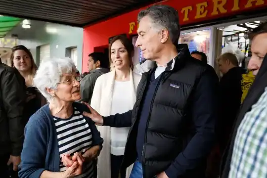 Vidal acompañó a Macri a un nuevo timbreo