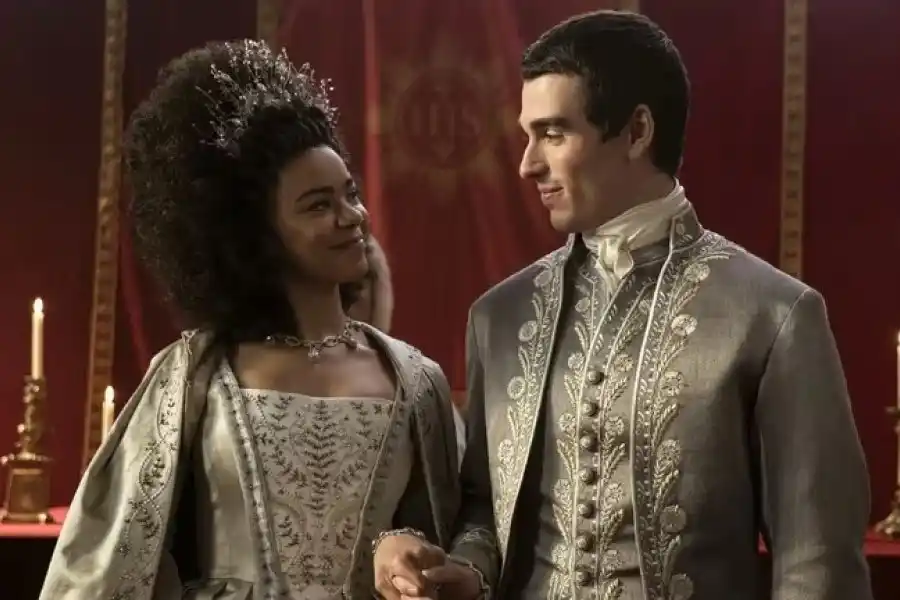 “La reina Charlotte: una historia de Bridgerton” obtiene una calificación casi perfecta y supera a la serie original