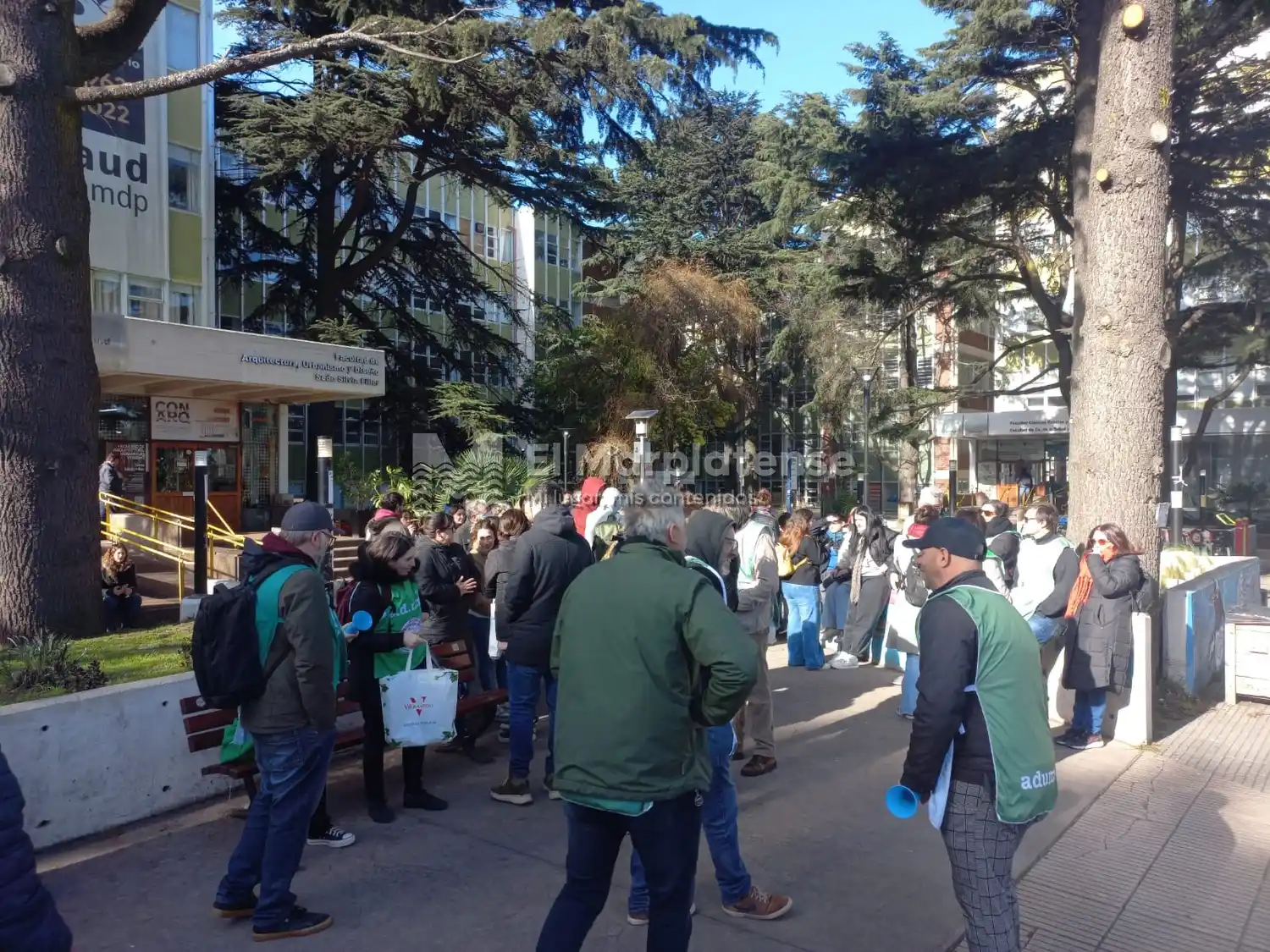 Docentes y nodocentes de la UNMDP continúan con la segunda jornada de lucha ante la falta de acuerdos salariales.