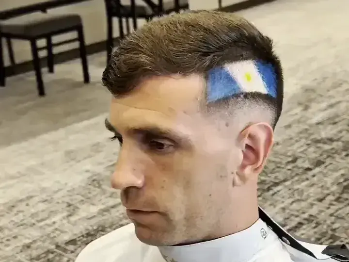 Dibu Martínez y su característico corte con tintura celeste y blanca