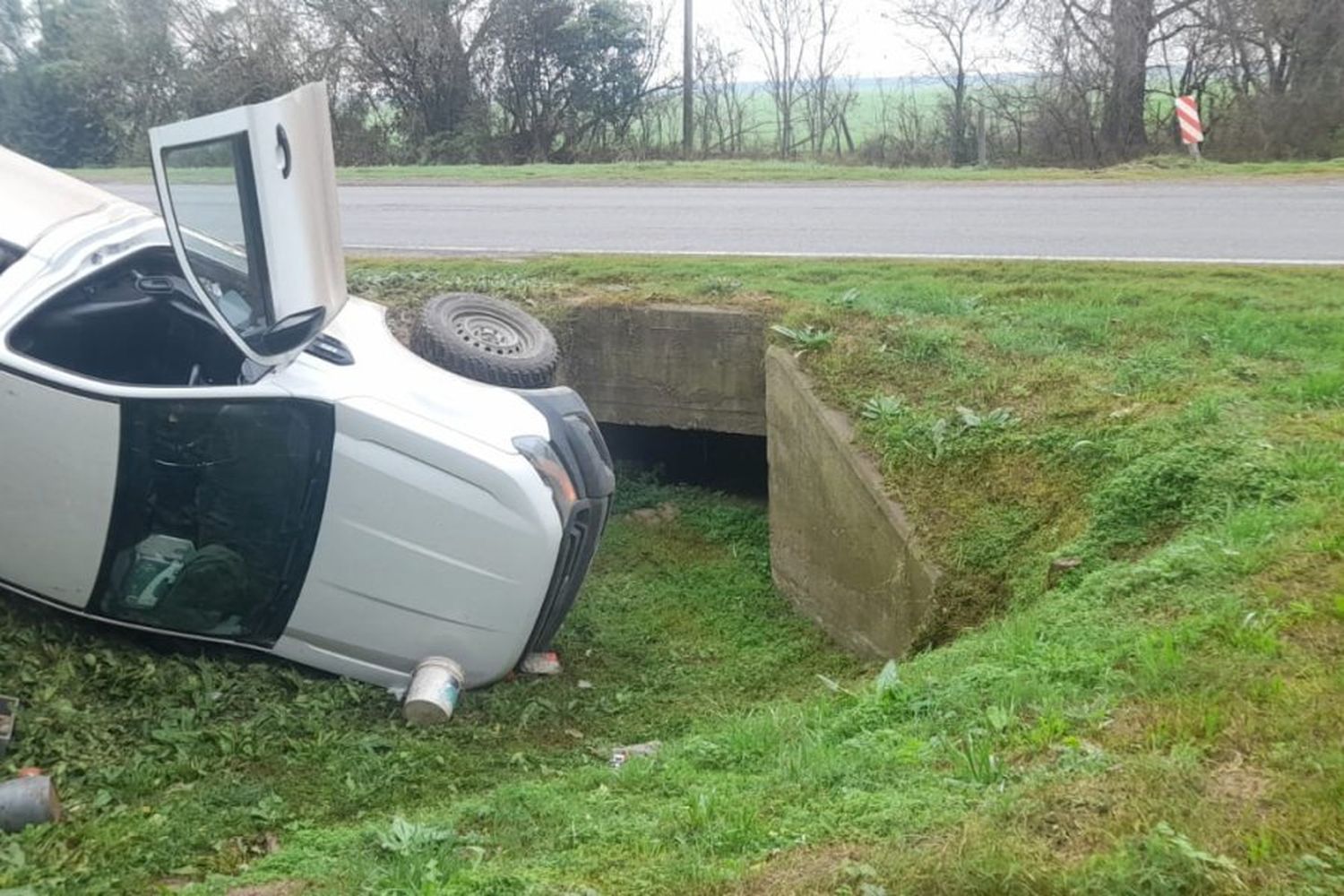 Frenó mal y volcó la camioneta en Ruta Nacional 34