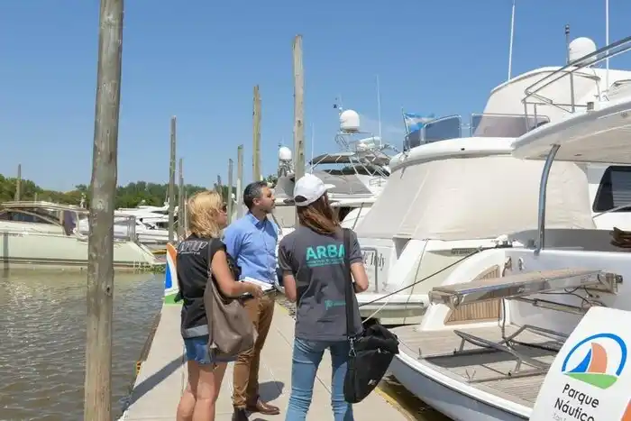 Cristian Girard, titular de ARBA, junto a fiscalizadoras de Nación y Provincia.  (Imagen Ilustrativa).