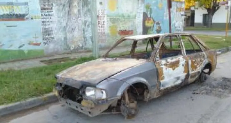Encuentran destruido un auto que había sido robado
