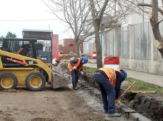 Obra de asfalto en acceso a la escuela 49