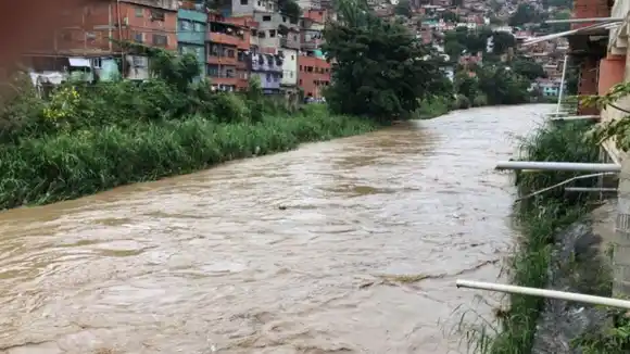 ¡PARA EVITAR QUE COLAPSE! Realizan trabajos de dragado en el RÍO GUAIRE