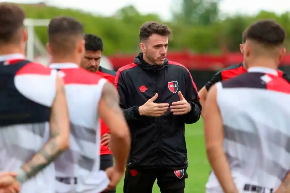 Esperanzas renovadas: Soso dirigió el primer entrenamiento en Newell's que ya piensa en Atlético Tucumán