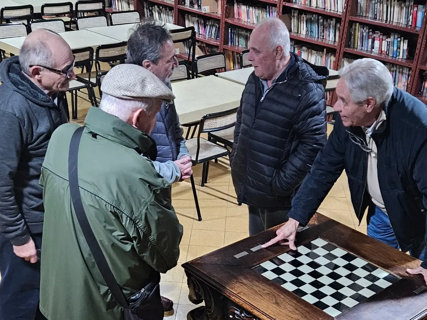 Jorge Zabaleta, Ignacio Cía, José Villalba, Victorino Pugliese y Daniel Di Battista; junto a la mesa del Círculo de Ajedrez de Tandil.