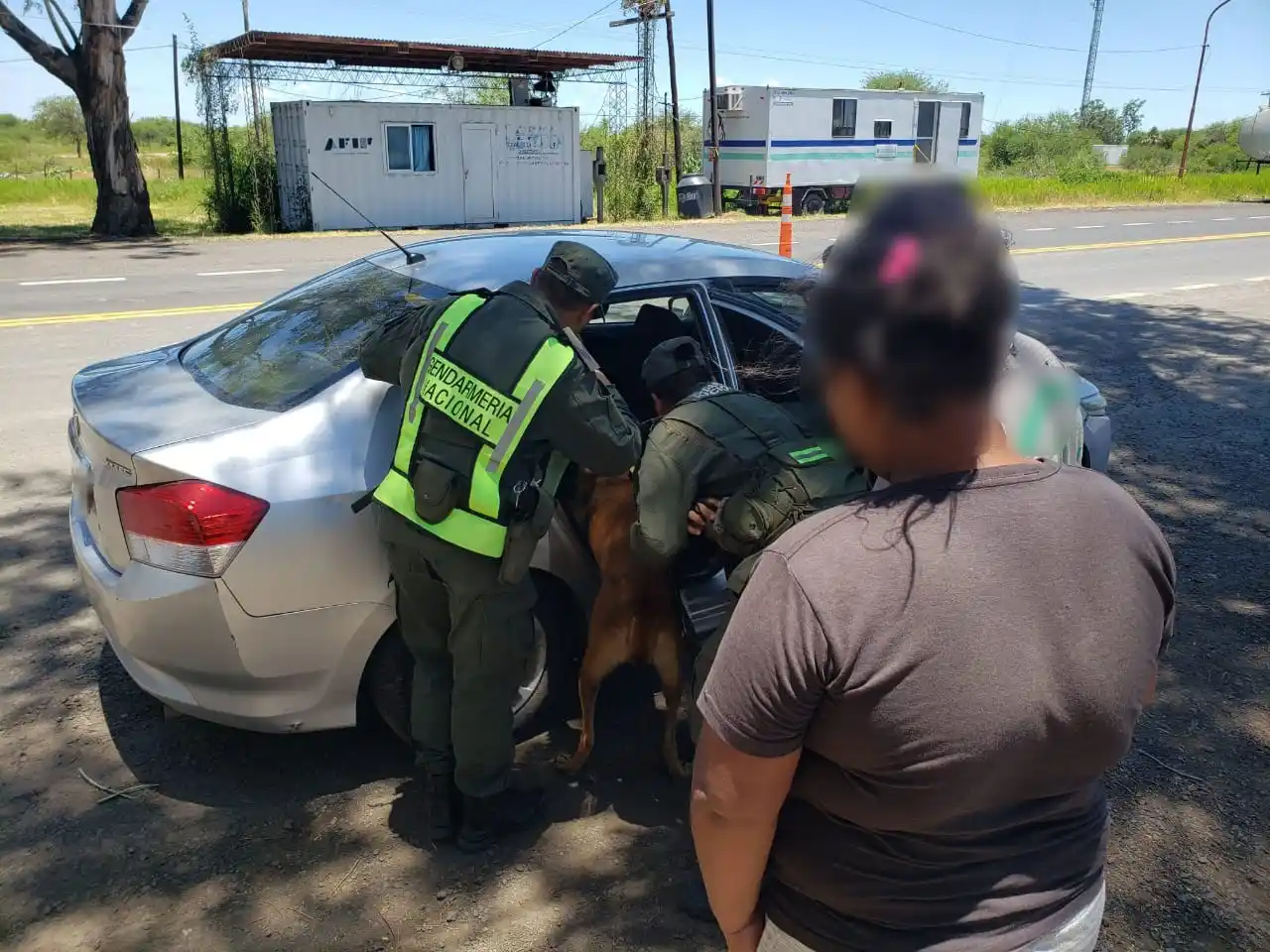 Detuvieron a un pasajero de remis que ocultaba cocaína en una caja de celular