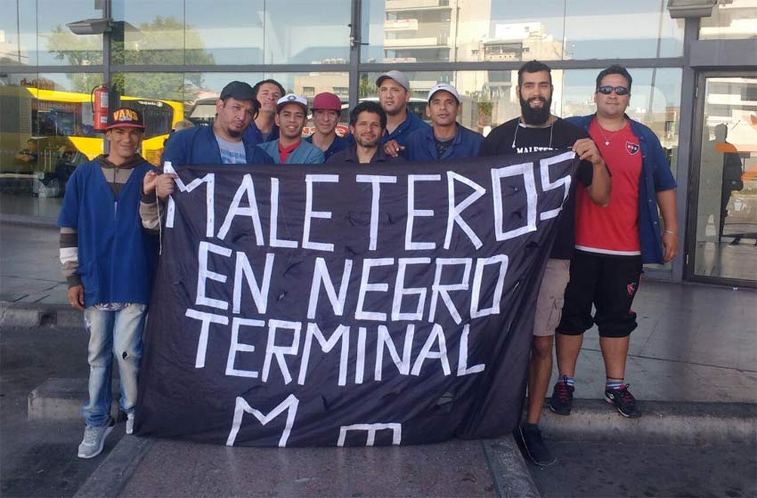 Maleteros de la terminal se movilizan en reclamo de subsidios