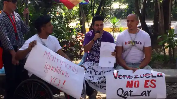Activistas LGBT se encadenan en protesta: «VENEZUELA NO ES CATAR»