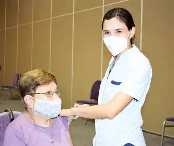 María de los Milagros recibió la primera vacuna  y pidió que �Sla foto salga en todos lados⬝
