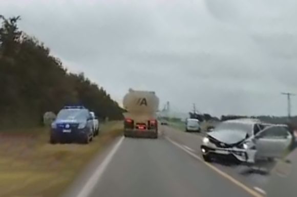 Violento choque en cadena sobre la Ruta 70: un auto quedó destrozado