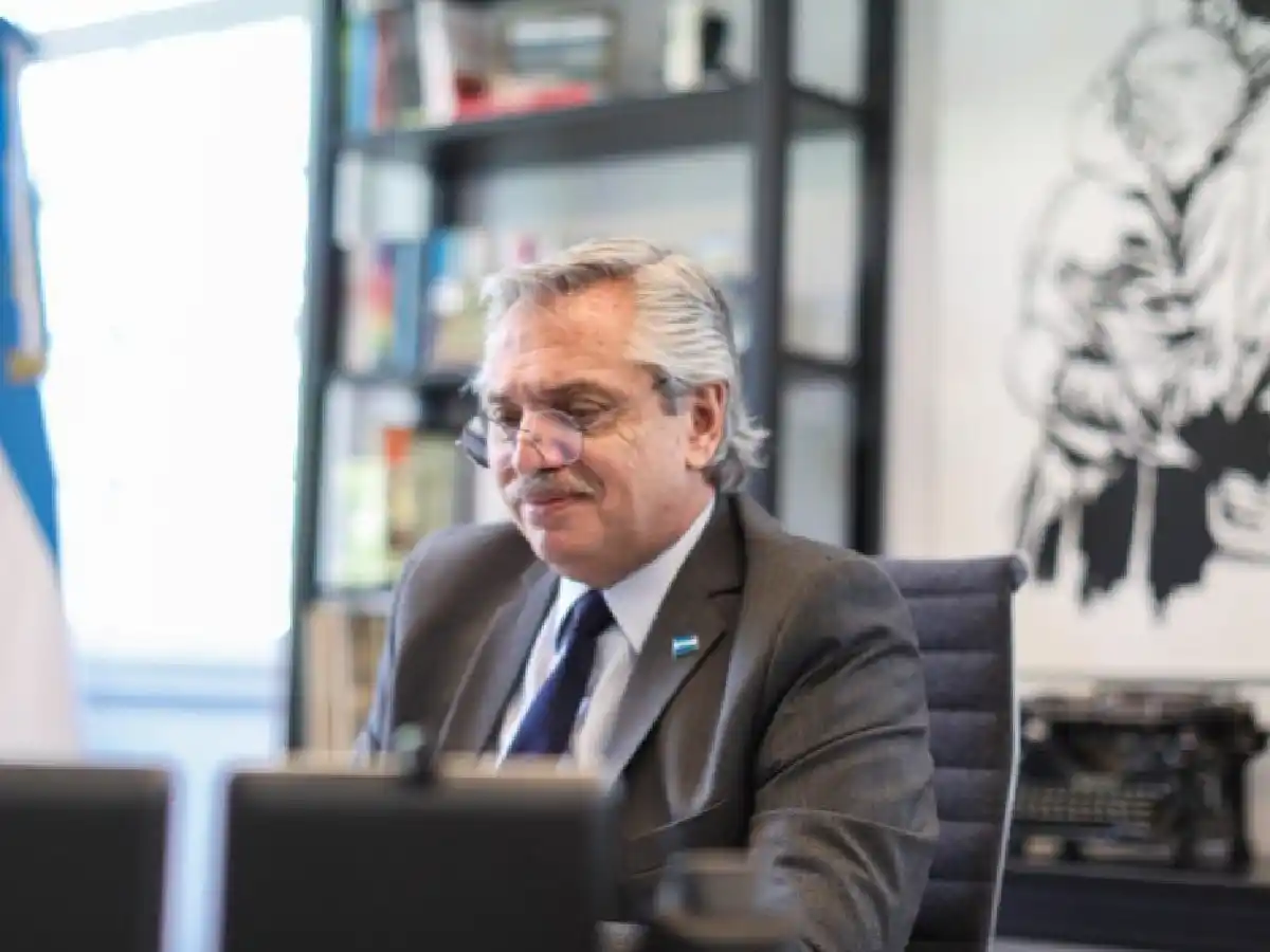  Fernández llegó a México para asistir a la conmemoración de los 200 años de su independencia